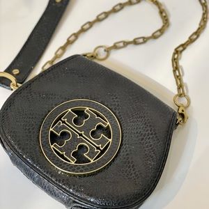 Small crossbody Tory Burch bag !! Supper stylish .. great for a night out